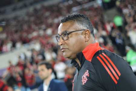 Roger Machado à beira do campo do Maracanã, no Rio de Janeiro