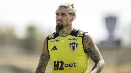 Zagueiro Lyanco em treino no Atlético
