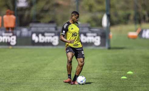 Júnior Santos durante treino na Cidade do Galo