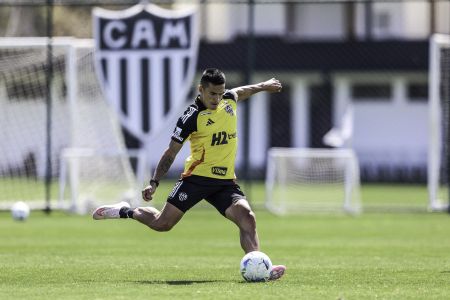 Tomás Cuello durante treinamento na Cidade do Galo