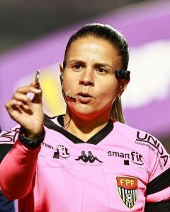 Arbitra Jéssica Aparecida utiliza câmera corporal durante partida