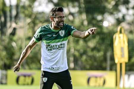 Alberto Valentim, novo técnico do América, comandou, nesta quarta-feira (13), seu segundo treino no novo clube