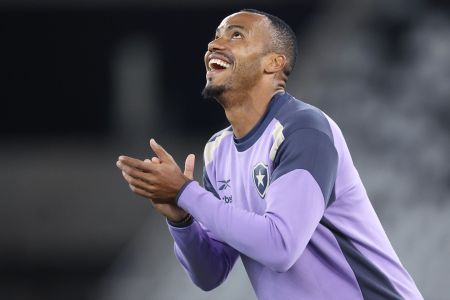 Botafogo x Bragantino: Marlon Freitas, capitão do Glorioso, na chegada ao Nilton Santos em jogo da Copa do Brasil