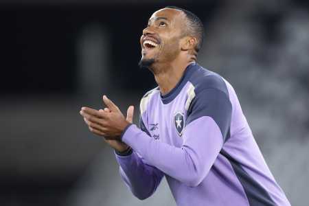 Botafogo x Bragantino: Marlon Freitas, capitão do Glorioso, na chegada ao Nilton Santos em jogo da Copa do Brasil