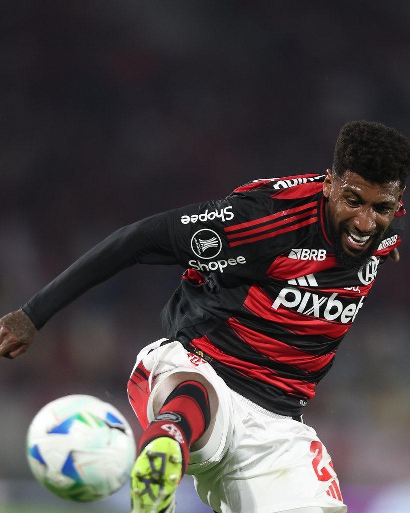 Emerson Royal reage às vaias da torcida do Flamengo, se desculpa e manda recado