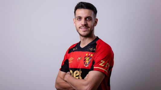 Lucas Kal posa para foto com a camisa do Sport