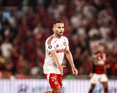 Thiago Maia em ação pelo Inter contra o Flamengo