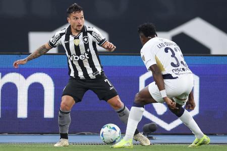 Botafogo x LDU: Artur encara a marcação de Quiñonez no Nilton Santos