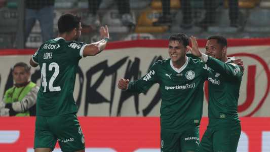 Flaco, Vitor Roque e Sosa comemoram gol do Palmeiras contra o Universitario