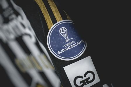 Logo da Copa Sul-Americana na camisa do Atlético