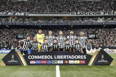 Time do Botafogo antes da partida contra a LDU, no estádio Nilton Santos, no Rio de Janeiro