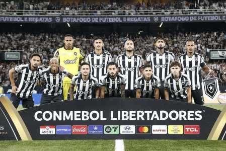 Elenco do Botafogo perfilado, na partida contra a LDU, pela Libertadores