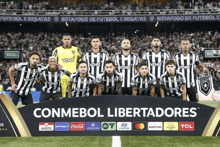 Elenco do Botafogo perfilado, na partida contra a LDU, pela Libertadores