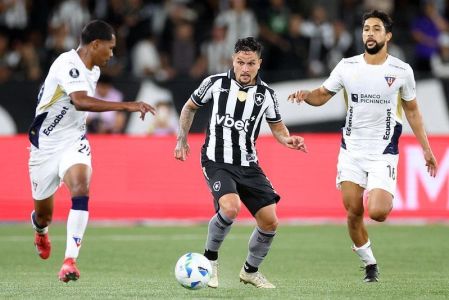 Artur conduz a bola e é marcado por dois jogadores da LDU durante jogo da Copa Libertadores