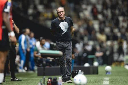 Cuca durante jogo do Atlético na Arena MRV