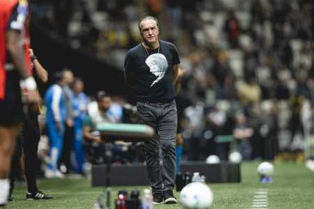 Cuca durante jogo do Atlético na Arena MRV
