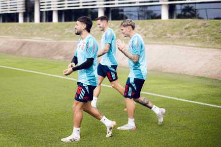 Arrascaeta, Varela e Saúl no Ninho do Urubu, no Rio de Janeiro, em atividade do Flamengo