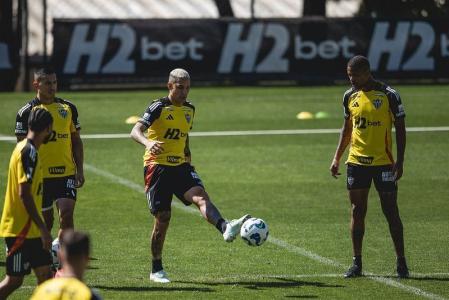Jogadores do Atlético durante treinamento na Cidade do Galo neste sábado (16)