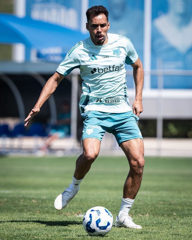 Cruzeiro tenta efeito suspensivo no STJD para ter meia contra o Internacional