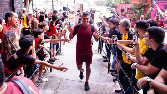 Lateral Igor Cariús é recepcionado por torcedores na Ilha do Retiro, antes de jogo do Sport