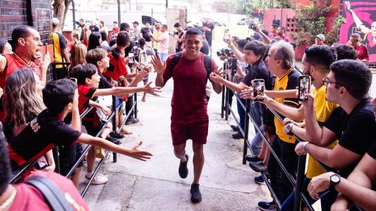 Lateral Igor Cariús é recepcionado por torcedores na Ilha do Retiro, antes de jogo do Sport