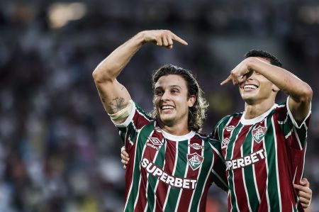 Fluminense x Fortaleza: Canobbio comemora o gol com Serna, decisivo na vitória do Tricolor pelo Brasileirão