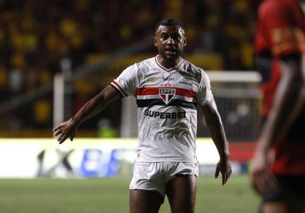 Luan, volante do São Paulo, em ação no Campeonato Brasileiro