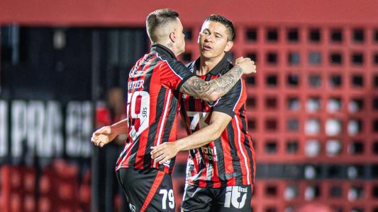 Renato Kayzer e Osvaldo comemoram gol do Vitória no Campeonato Brasileiro