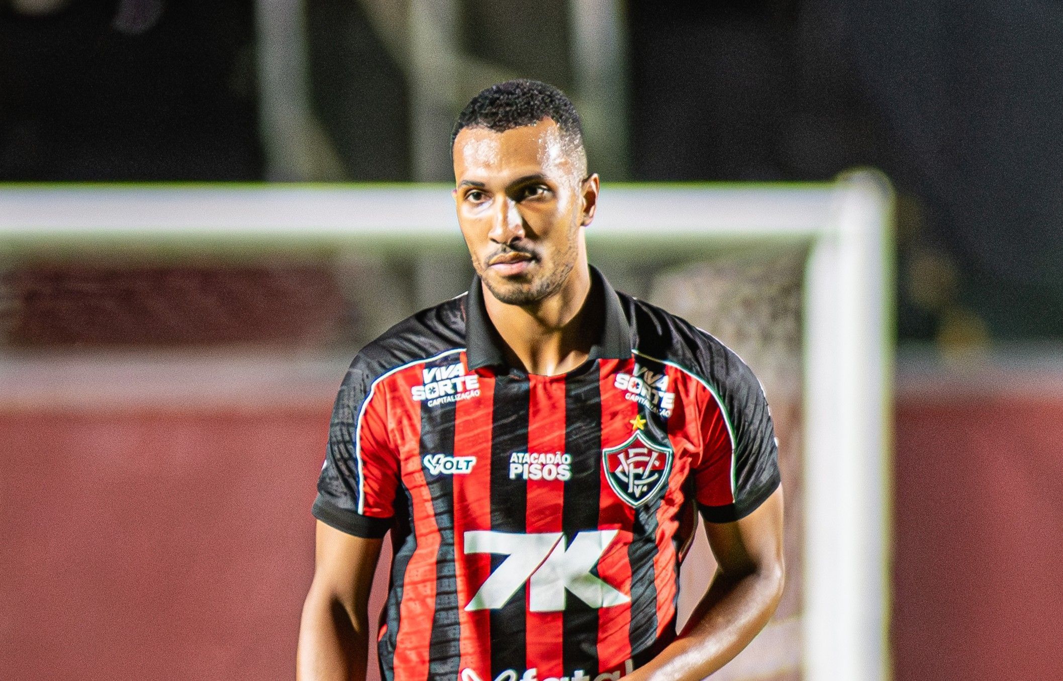 Atacante do Vitória é alvo do Coritiba na reta final da janela