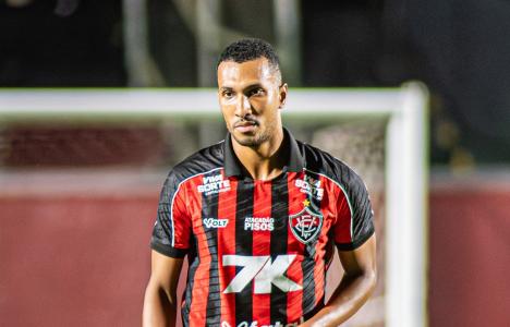 Lucas Braga perdeu espaço no Vitória após saída de Carille do comando técnico
