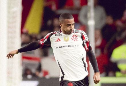 De La Cruz em campo no Beira-Rio, durante a vitória do Flamengo sobre o Inter pelo Brasileirão