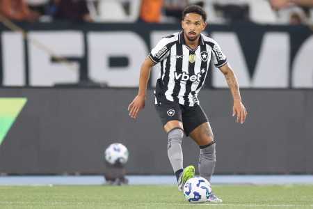 Vitinho, lateral-direito do Botafogo, em ação no Campeonato Brasileiro
