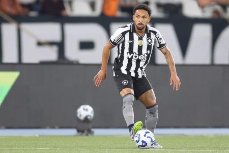 Vitinho, lateral-direito do Botafogo, em ação no Campeonato Brasileiro