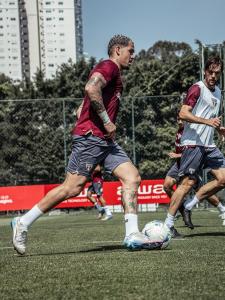 Luciano treina ao lado do reforço Rafael Tolói