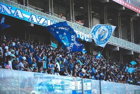 Torcida do Cruzeiro no estádio Independência em jogo do Brasileirão Feminino