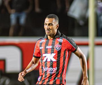 Lucas Braga permanece no Vitória após sondagem do Coritiba