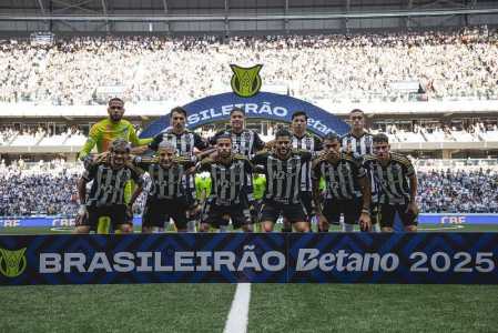 Time do Atlético perfilado antes de jogo pelo Brasileirão