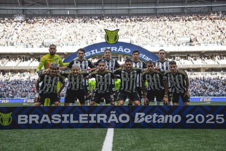 Time do Atlético perfilado antes de jogo pelo Brasileirão