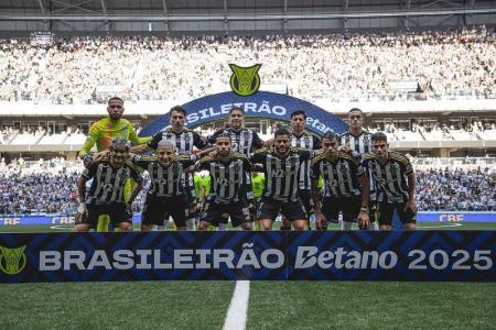 Time do Atlético posado para foto antes de jogo do Brasileirão na Arena MRV