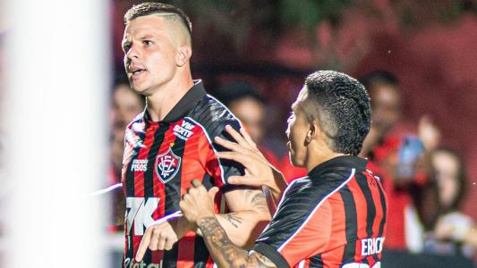 Atacantes Renato Kayzer e Erick comemoram gol do Vitória em jogo do Campeonato Brasileiro