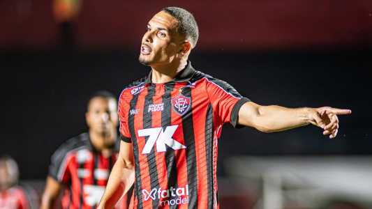 Zagueiro Neris, expulso no segundo tempo do jogo contra o Juventude
