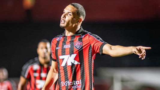 Zagueiro Neris, expulso no segundo tempo do jogo contra o Juventude