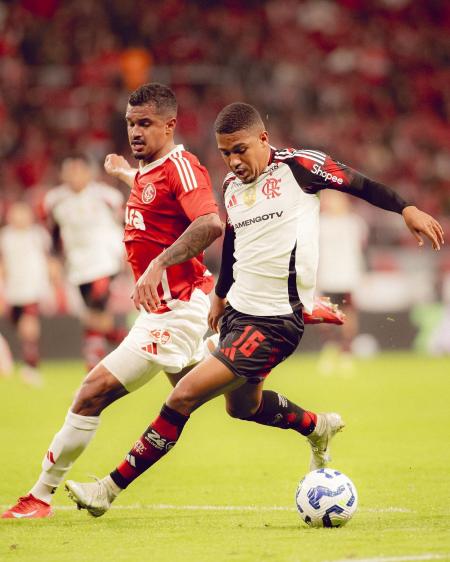 Samuel Lino em ação pelo Flamengo contra o Internacional