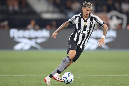 Mateo Ponte em ação no Nilton Santos: uruguaio deve ser titular do Botafogo contra o Vasco