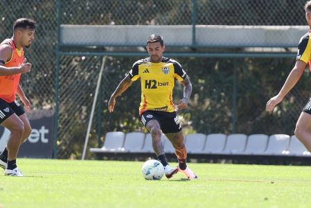 Dudu durante treino do Atlético na Cidade do Galo
