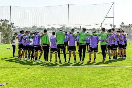 Parte do elenco do América durante treinamento no CT Lanna Drumond