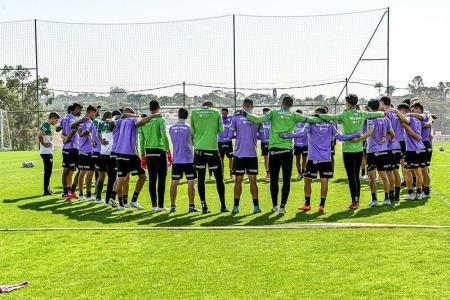 Parte do elenco do América durante treinamento no CT Lanna Drumond