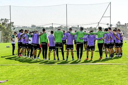Parte do elenco do América durante treino no CT Lanna Drumond