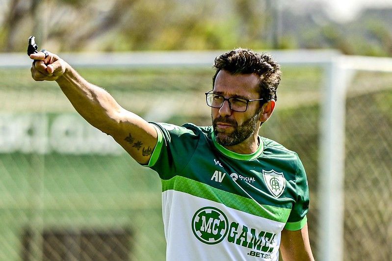 Escalação do América: Valentim terá retornos e desfalque para encarar Goiás