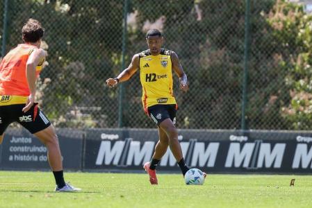 Júnior Santos durante treino do Atlético na Cidade do Galo